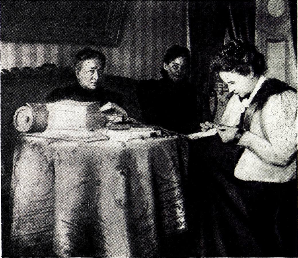 В гостиной. В.Н. Третьякова, Л.П. Гриценко и М.К. Гаген. Фотография. 1897