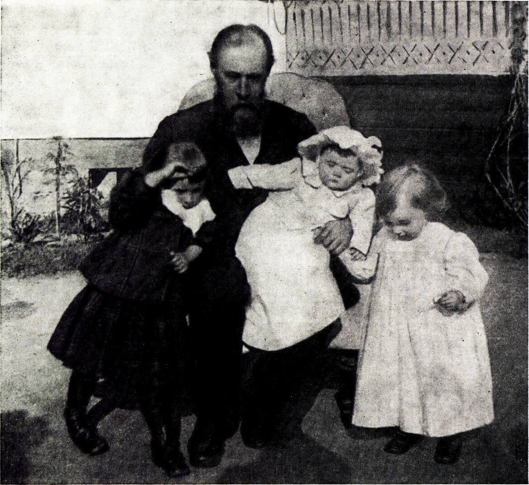 Павел Михайлович Третьяков с внучками. Фотография. 1893