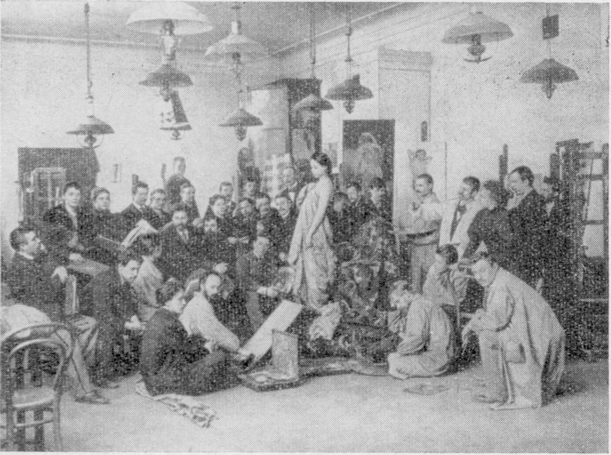 И.Е. Репин с учениками в мастерской. В центре — И.Е. Репин, справа от него стоит А.П. Остроумова, на полу, крайний слева, — Ф.А. Малявин. фотография, 1898 г