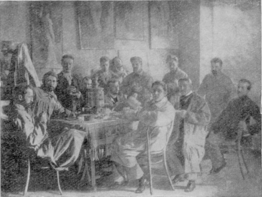 Ученики Репинской мастерской в комнате для чаепития. В центре — К.А. Сомов, крайний слева — Д.Н. Кардовский. Фотография, конец 1890-х гг. Публикуется впервые